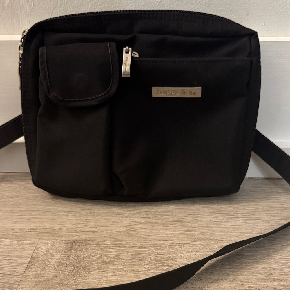 BAGGALLINI BLACK NYLON CROSSBODY SHOULDER BAG NYLON TRAVEL ZIPPERS COMPARTMENTS
